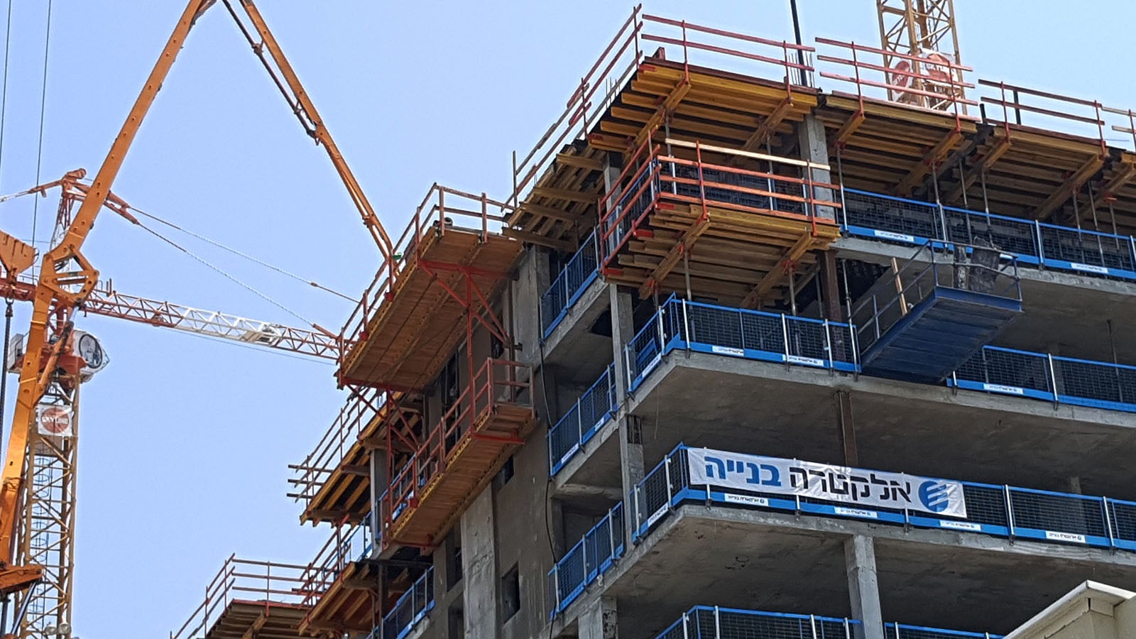 פתרון ליציקת מרפסות קונזוליות של שולחן מעל שולחן הכולל מזלג כפול ומאפשר פירוק שולחן ללא צורך בפירוק השולחן שמעל.