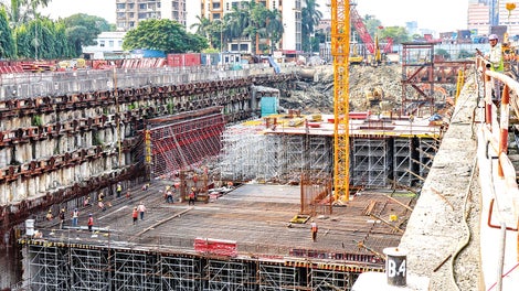 Esimene väljakutse seisnes välisseinte betoneerimises, sest nende puhul oli tegemist ühepoolse raketisega ja tõmbide kasutamine ei olnud võimalik.<br/>(Foto: PERI GmbH)<br/>
