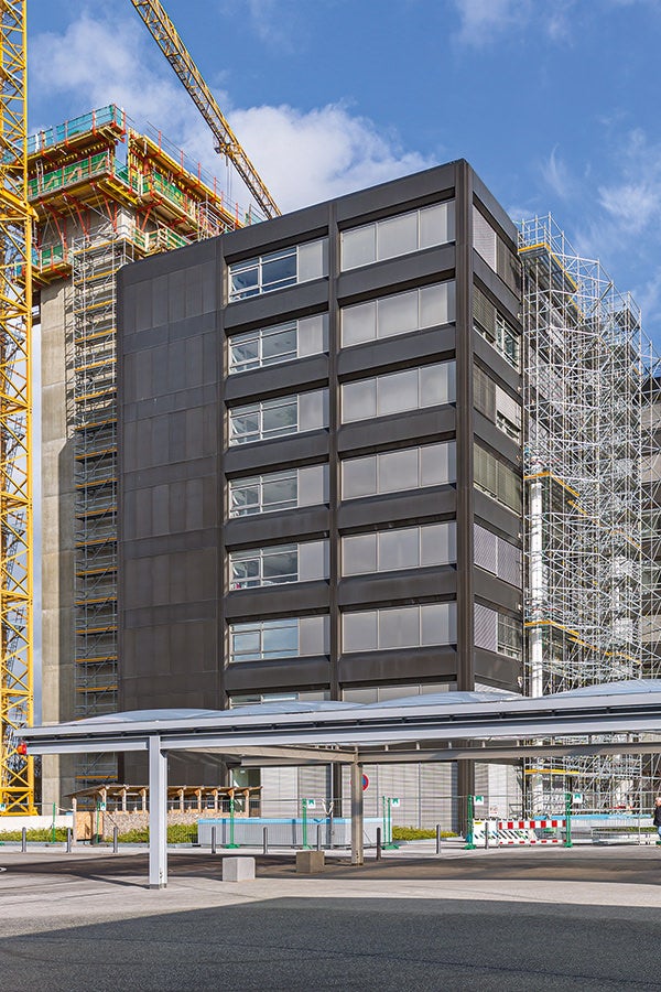 Mithilfe der PERI UP Einrüstung konnten auch die Stahlverbundstützen auf der gegenüberliegenden Südseite montiert und an der vorhandenen Krankenhausfassade verankert werden.