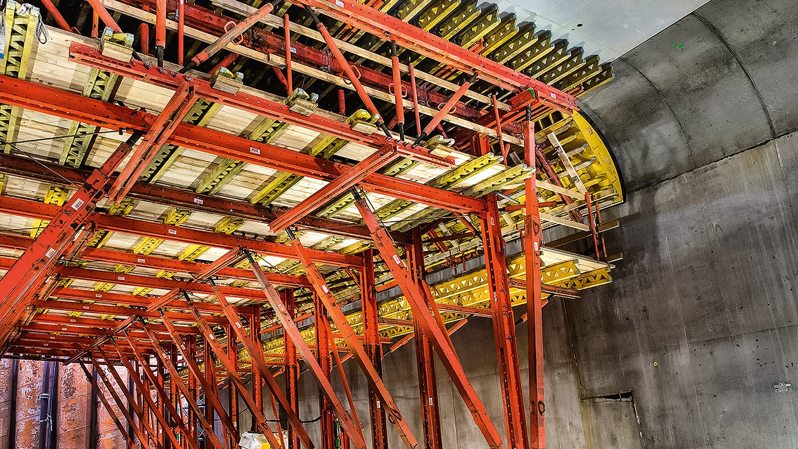 Tunneli ülemises osas olevatesse ümmargustesse kohtadesse paigaldati spetsiaalsed elemendid. (Foto: PERI GmbH)