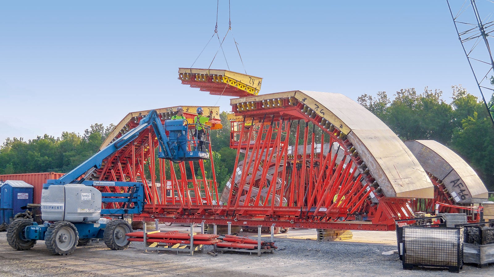 Para a construção dos tubos de concreto, a PERI planejou e montou unidades de formas multi-curvas. A montagem final da forma e construção de escoramento é realizada no local.