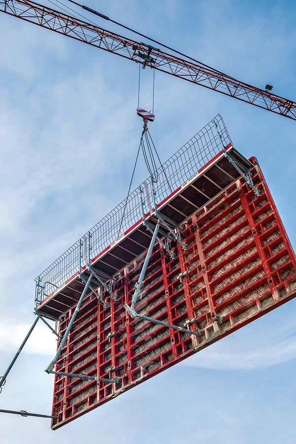 Schalung und Bühne lassen sich mit dem Kran als Einheit umsetzen und sorgen für sofortige Sicherheit bei geringem Montageaufwand.
