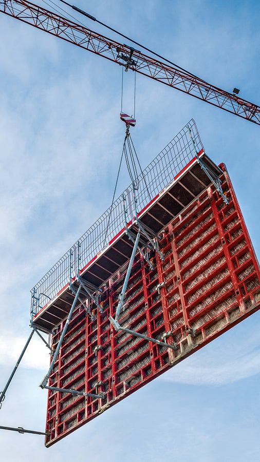 Schalung und Bühne lassen sich mit dem Kran als Einheit umsetzen und sorgen für sofortige Sicherheit bei geringem Montageaufwand.