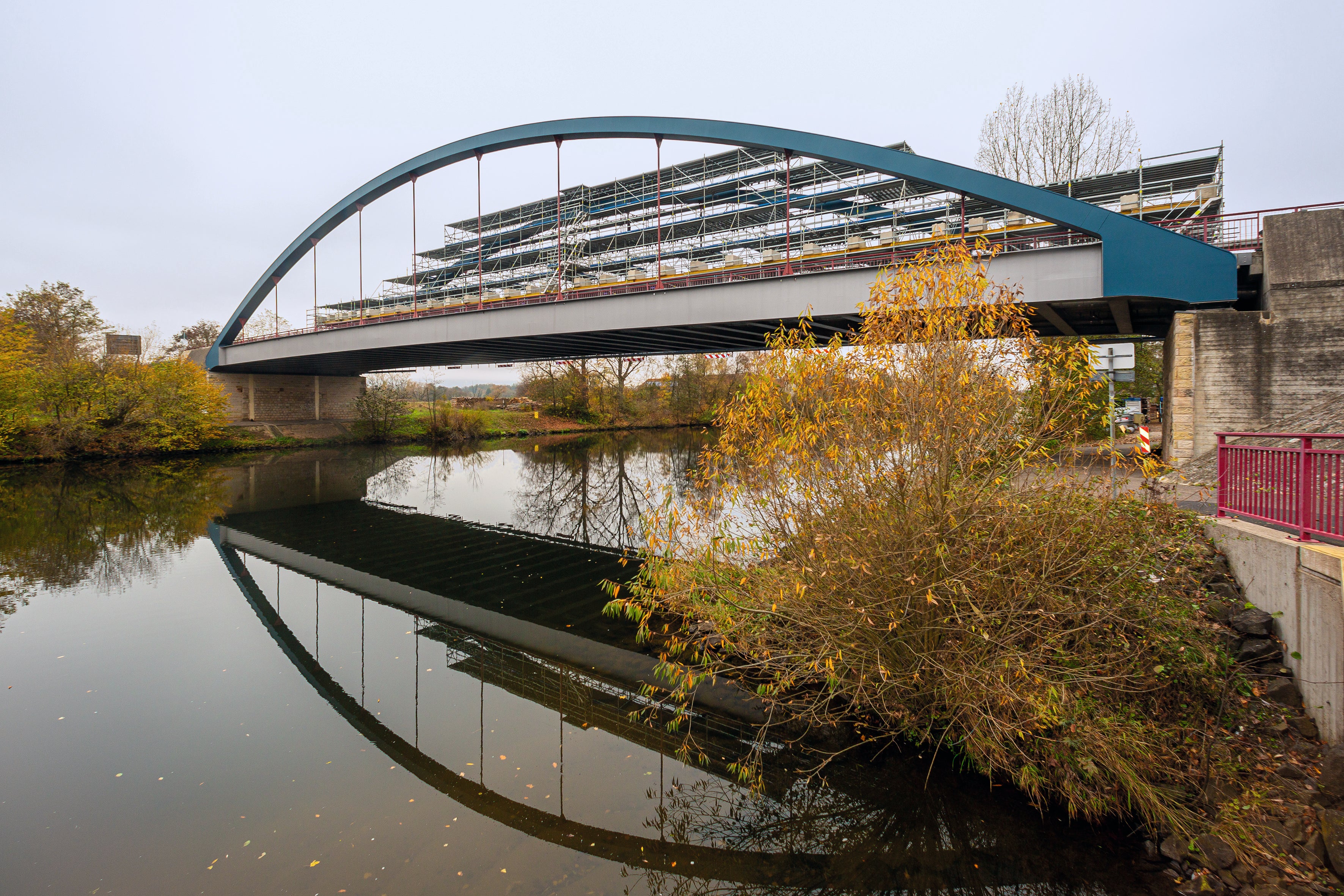Die schlanke Gerüstkonstruktion ermöglichte in Verbindung mit einer Ampelregelung eine einspurige Fahrbahnnutzung sowie die Geh- und Radwegnutzung während der gesamten Sanierungsmaßnahme.