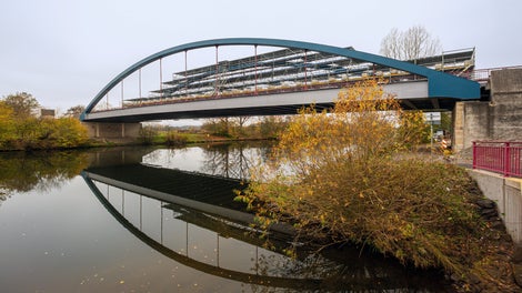 Die schlanke Gerüstkonstruktion ermöglichte in Verbindung mit einer Ampelregelung eine einspurige Fahrbahnnutzung sowie die Geh- und Radwegnutzung während der gesamten Sanierungsmaßnahme.