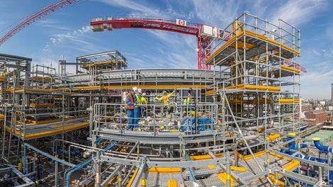 În perioadele de vârf, până la 1.300 t de material sistem PERI erau utilizate zilnic.