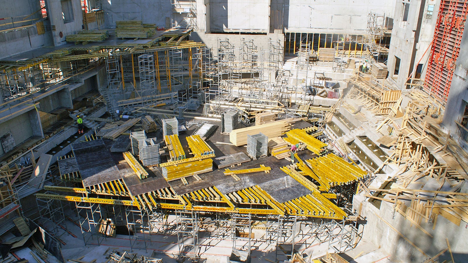 Konserttisalin tuennoissa käytettiin alimmista kerroksista lähtien ST 100 -tukitorneja.