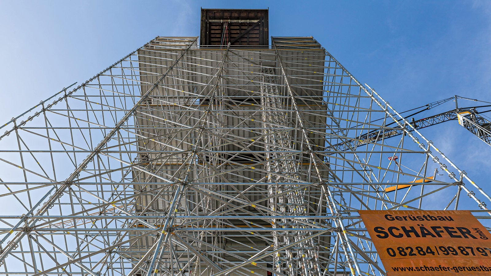 Das 40 m hohe PERI UP Raumgerüst und die Arbeitsebenen basierten auf einem großzügigen 3,00 x 3,00 m Grundraster. Notwendige Anpassungen an Geometrie und Lasten erfolgten mit Systembauteilen in 25-cm-Schritten.
