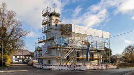 In der ersten Sanierungsphase schützt ein temporäres PERI UP Wetterschutzdach das Kirchenschiff vor Witterungseinflüssen.