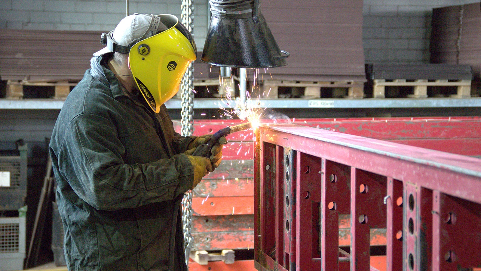 Локальная рихтовка, шлифовка, сварка и замена внутренних ребер опалубочной рамы и комплектующих. 