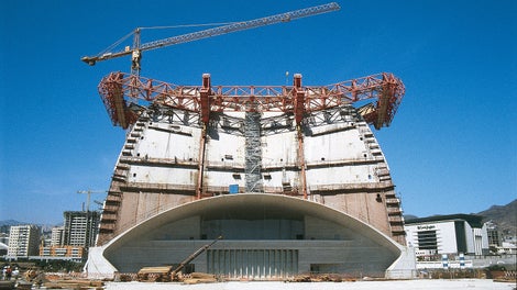 Toate operațiunile de mutare au fost realizate cu trei circuite hidraulice independent operate: deplasare înainte-înapoi, poziționare precum și cofrare-decofrare. 