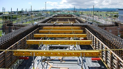 スラブ底型枠の設置 <br/> 