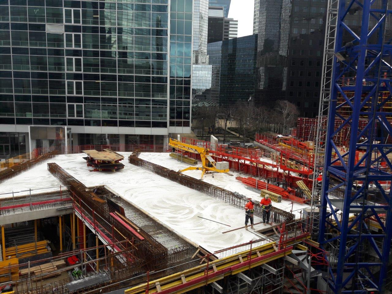 Début du chantier de la Tour Trinity : le chantier de la Tour Trinity a commencé durant l'hiver 2017-2018 à La Défense, entre épisodes de pluie et de neige.