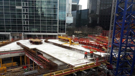 Début du chantier de la Tour Trinity : le chantier de la Tour Trinity a commencé durant l&#039;hiver 2017-2018 à La Défense, entre épisodes de pluie et de neige.