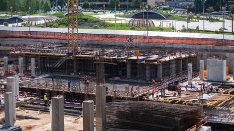 В проекте предусмотрено множество усиливающих колонн, а также 9 лифтовых шахт разного размера на 1 секцию.