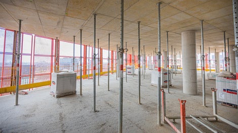 RED heeft het Cobiax vloersysteem geïntegreerd in de vloeren van de kantoren. Deze gewichtbesparende vloeren kunnen prima gecombineerd worden met het SKYDECK bekistingssysteem van PERI. <br/> 