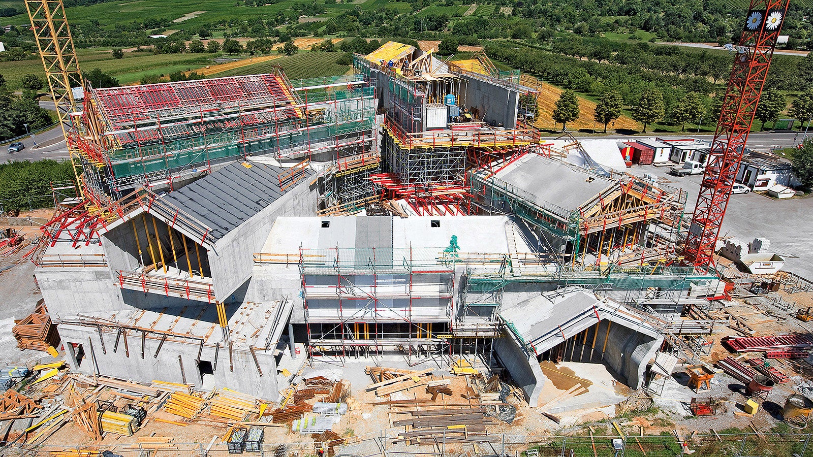 Beim VitraHaus wurden zwölf Stahlbetonkörper mit massiven Satteldächern zu einem 20 m hohen Gebäudekomplex aufgeschichtet.
