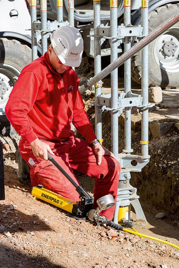 Die mobile Hydraulikeinheit ermöglichte das kontrollierte Be- und Entlasten der PERI UP Schwerlaststütze HD. Die Vorspannkräfte wurden am Manometer abgelesen und protokolliert.
