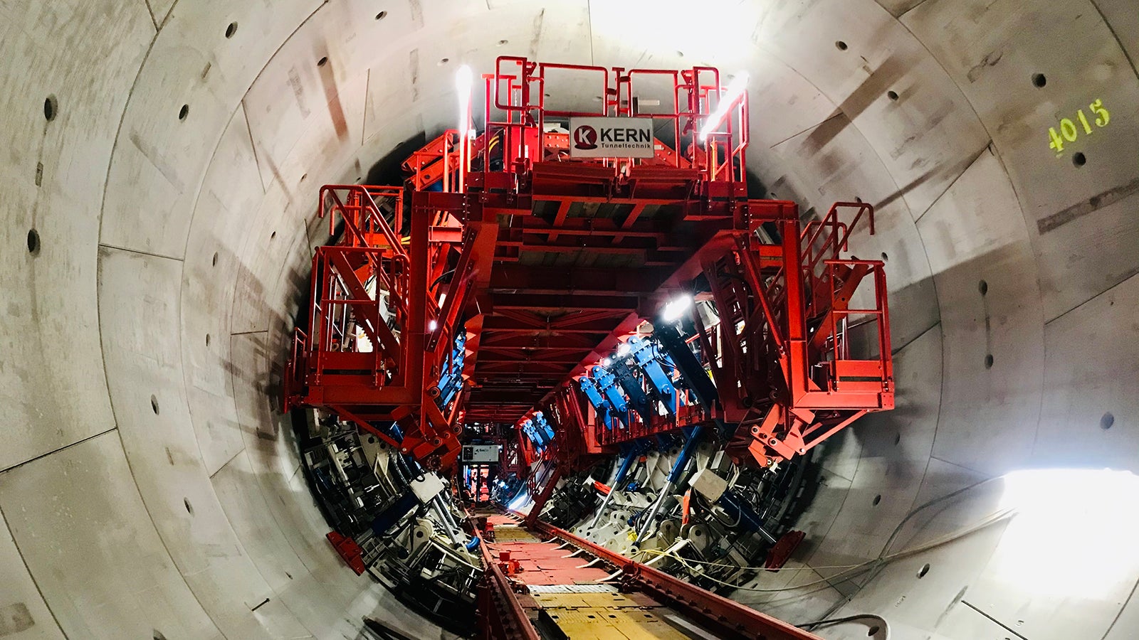 Komplette Vormontage eines Secondary Lining Systems, mit detaillierter Planung des Transports und der Einführung von Arbeitsanweisungen für komplexe Projekte. 