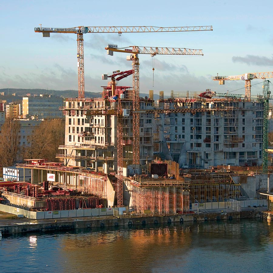 Budowla położona jest w bezpośrednim sąsiedztwie portu.