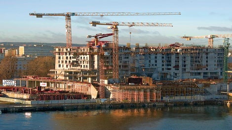 Budowla położona jest w bezpośrednim sąsiedztwie portu.