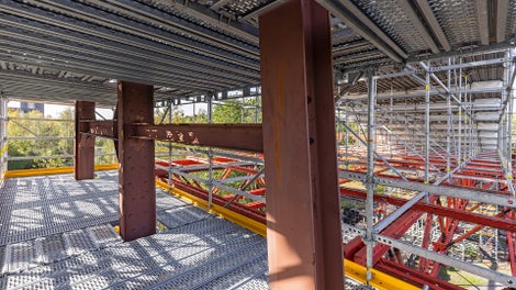 Das metrische PERI UP Gerüstraster schafft die notwendige Flexibilität, um sich weitestgehend ohne aufwendige Rohr-Kupplungskonstruktionen eng an die vorhandene Bauwerks- und Anlagenstruktur anschmiegen zu können.