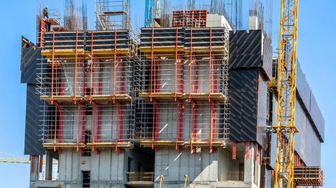 Kombinacijom RCS C samopenjajućeg sistema i TRIO ramovske oplate formirane su jedinice, koje su se pomoću hidrauličnih pumpi penjale na sledeći takt betoniranja, čime je smanjena upotreba krana. 