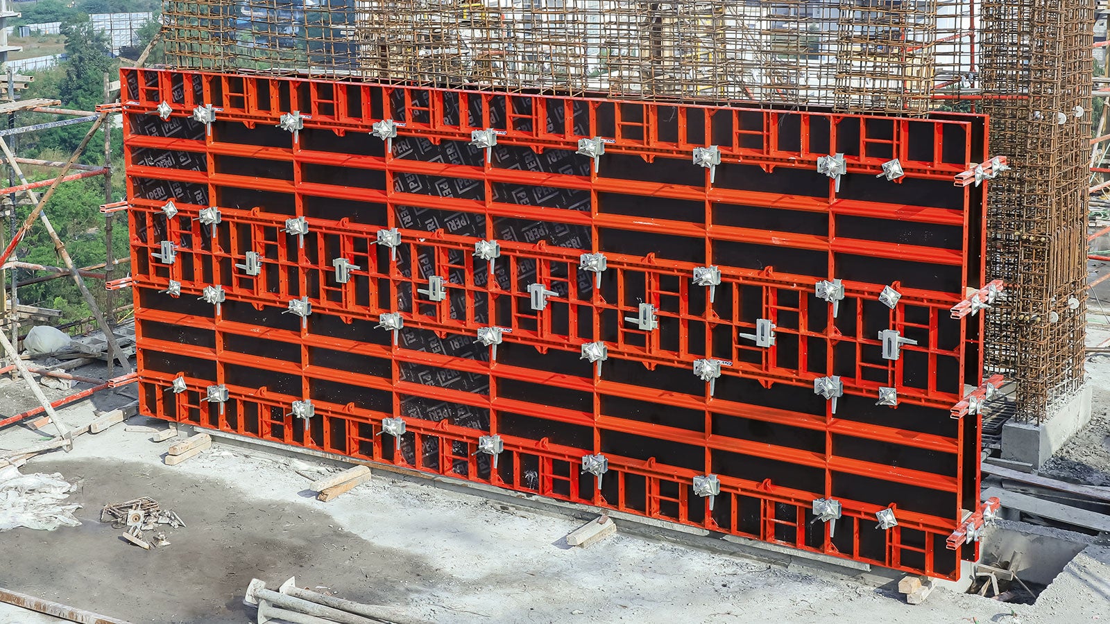 HANDSET Alpha je pametno rešenje za univerzalnu primenu oplate zidova i stubova.