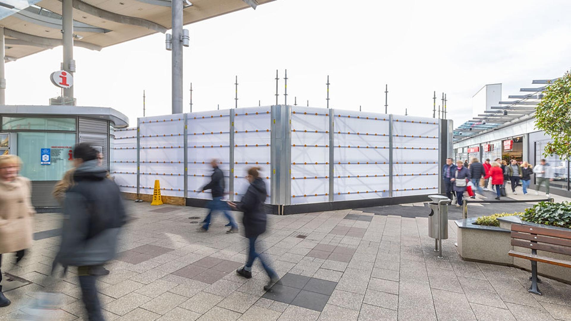 PERI UP Cladding schützt zuverlässig von äußeren und inneren Einflüssen wie Regen, Schnee, Wind sowie Staub, Schmutz und Lärm.