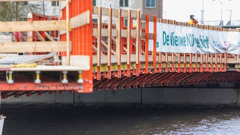 Over de volledige lengte van het brugdek van de Boezembrug is er door PERI een veilige werkruimte gerealiseerd.
