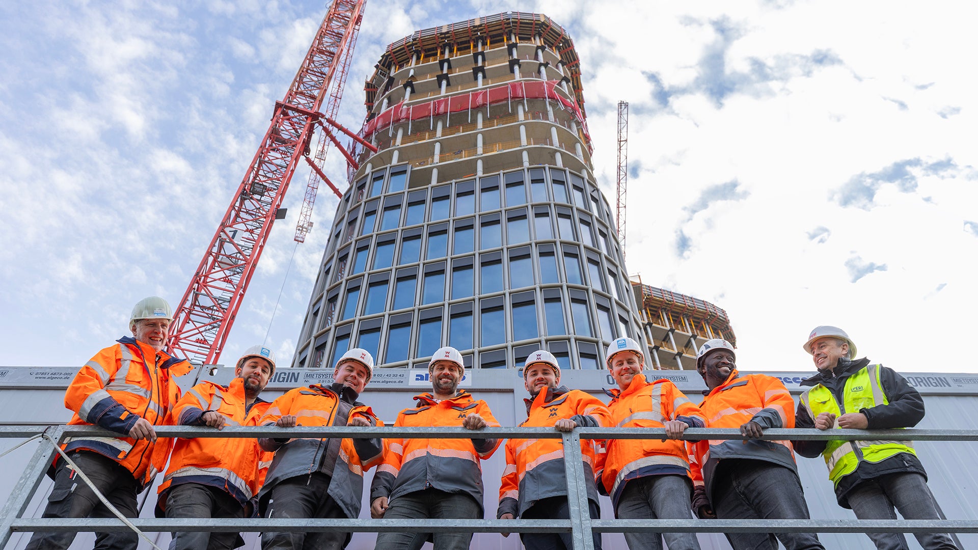 Die Baustellenverantwortlichen der ARGE Wolff &amp; Müller und August Reiners um Projektleiter Fabian Sand, Bauleiter Markus Karl und Polier Andreas Horvat-Nickel freuen sich zusammen mit dem PERI Fachberater Jörg Dietrich über ein rundum gelungenes Projekt.