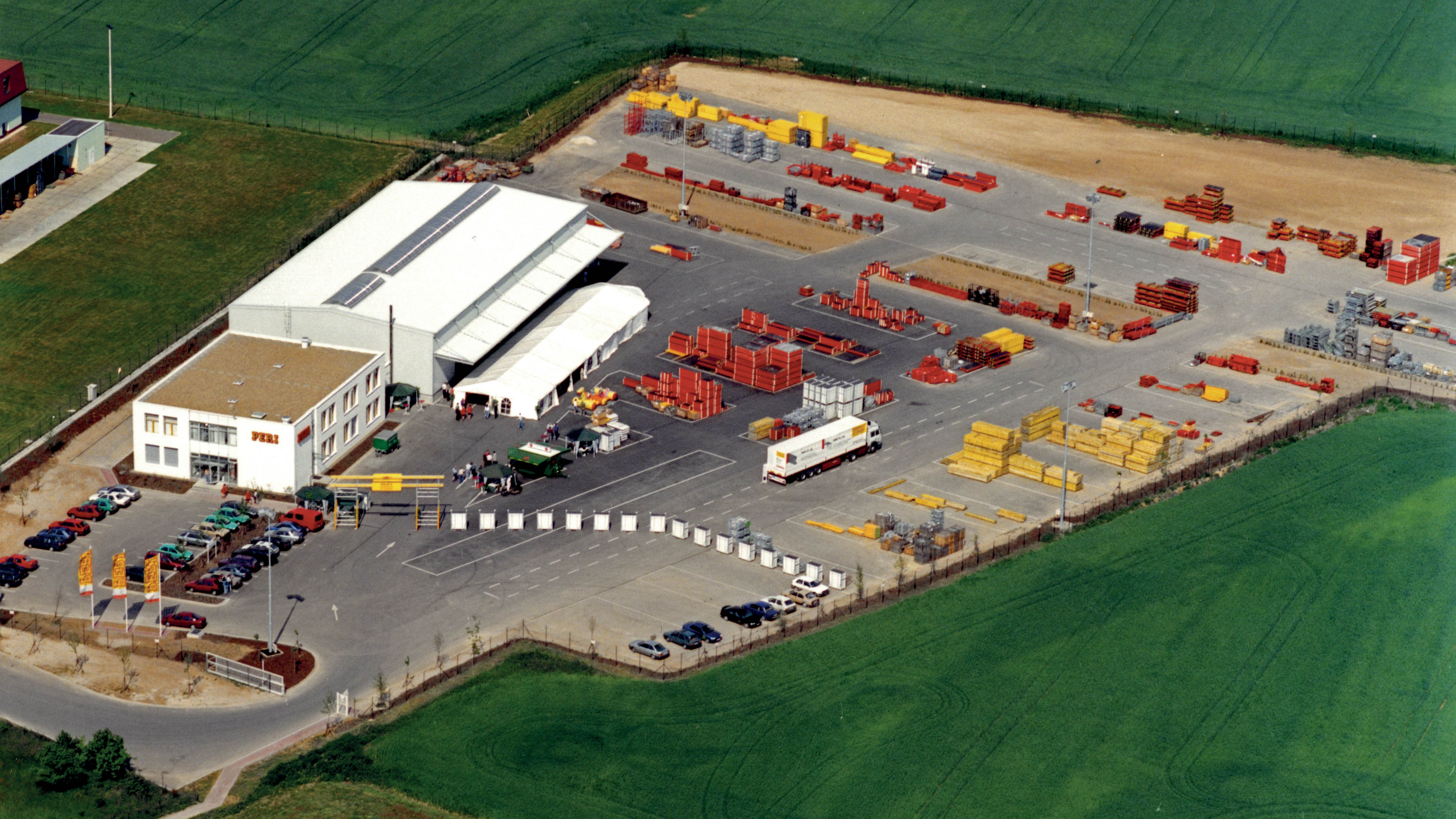 <p>Venkovn&amp;iacute; plocha zauj&amp;iacute;mala rozlohu 18 000 m<sup>2</sup>.&amp;nbsp;Celkov&amp;aacute; investice (včetně pozemku) činila 85 mili&amp;oacute;nů korun.</p><br/>