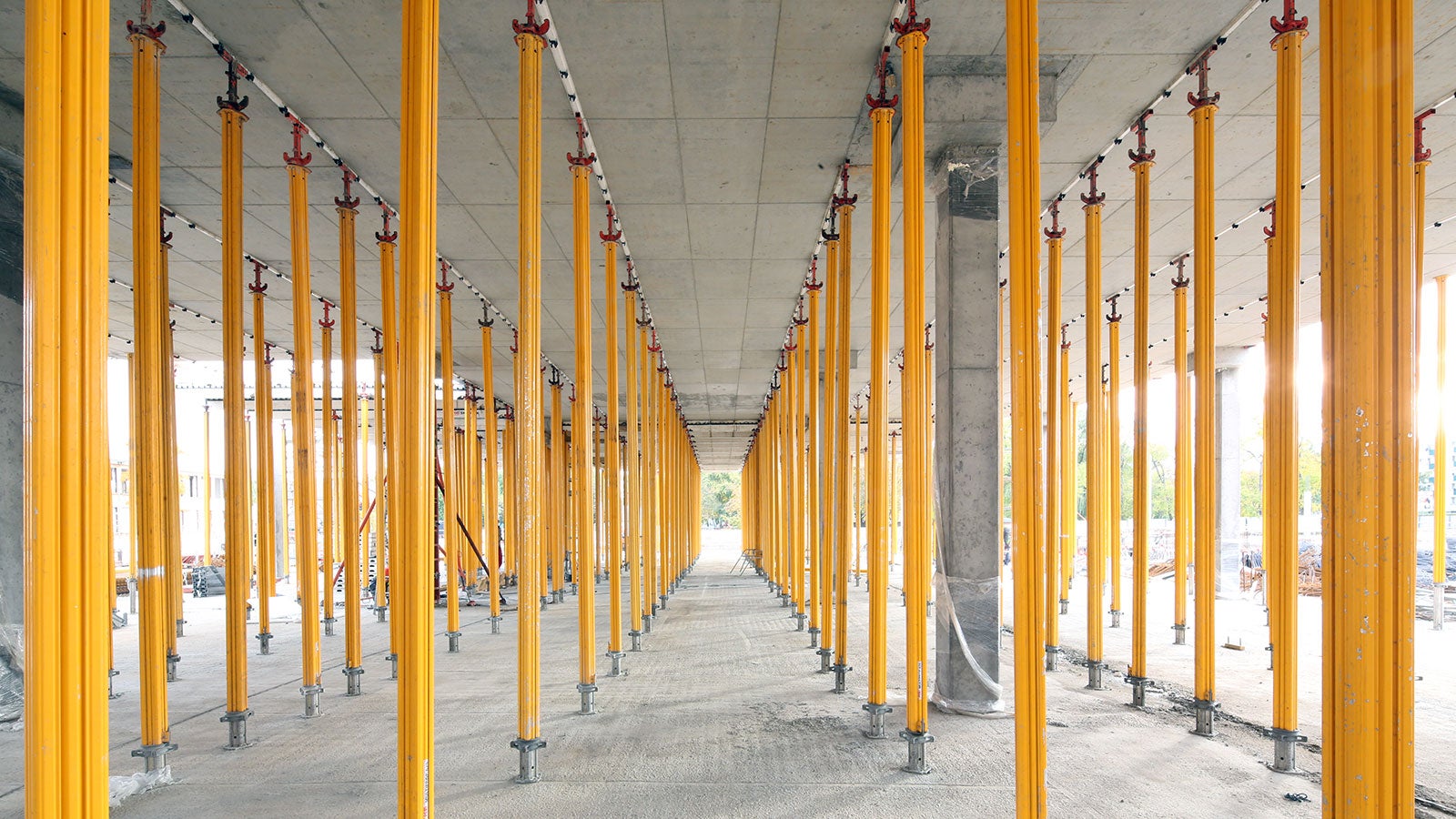 System SKYDECK, dający się doskonale dopasować do geometrii obiektu, znacznie zredukował nakłady robocizny i zminimalizował koszty zakupu sklejki.