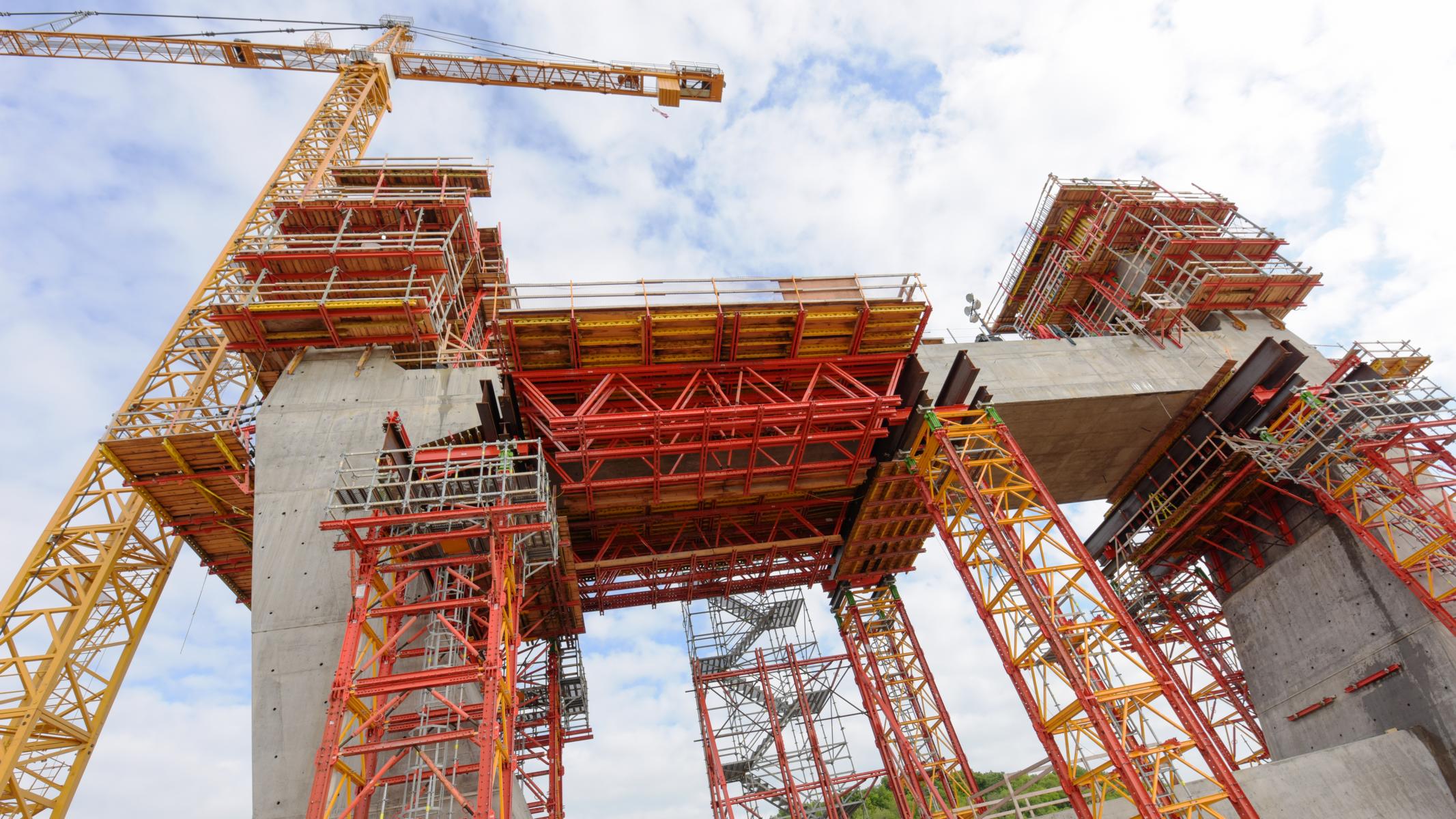 The PERI VST Heavy Duty Shoring Towers and VRB Heavy Duty Truss Girders provide support for the massive structure.