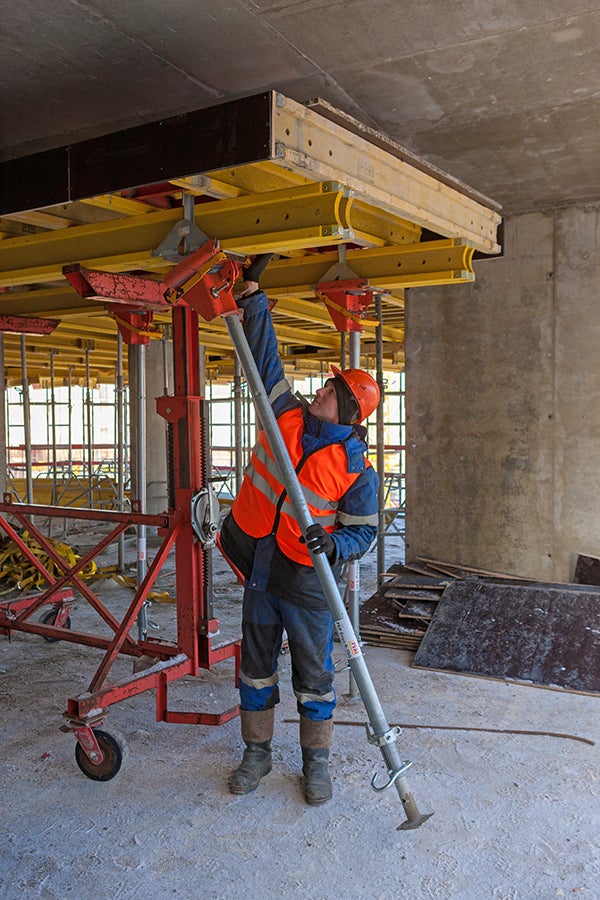 Откидная головка позволяет не демонтировать ограждение по периметру, поскольку стойки можно подогнуть и стол пройдет над ним.