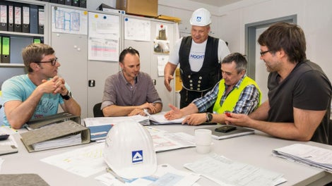 Wir übernehmen die präzise Arbeitsvorbereitung der VARIOKIT Anwendung. So werden beispielsweise frühzeitig erforderliche Krankapazitäten ermittelt, oder Ausschalfristen und Taktzeiten von vorneherein berücksichtigt. Das verhindert unnötige Projektverzögerungen und schafft Ihnen und Ihren Fachkräften freie Kapazitäten.