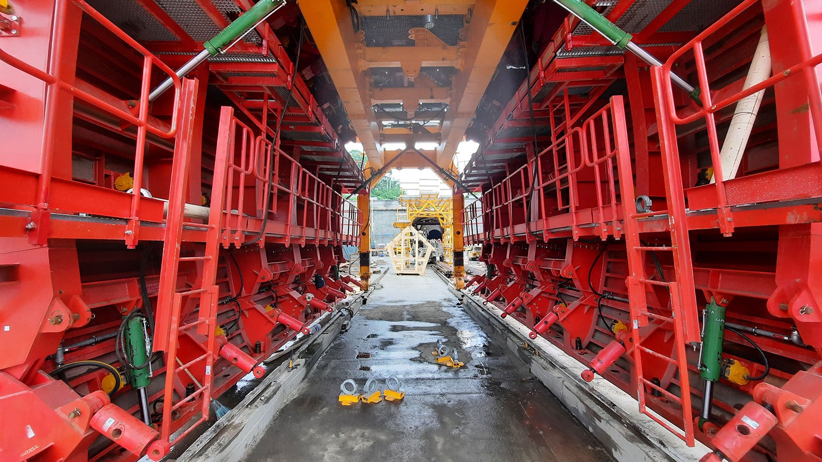 Управление опалубкой осуществляется с помощью гидравлической системы (20 гидроцилиндров и 4 гидравлических привода)