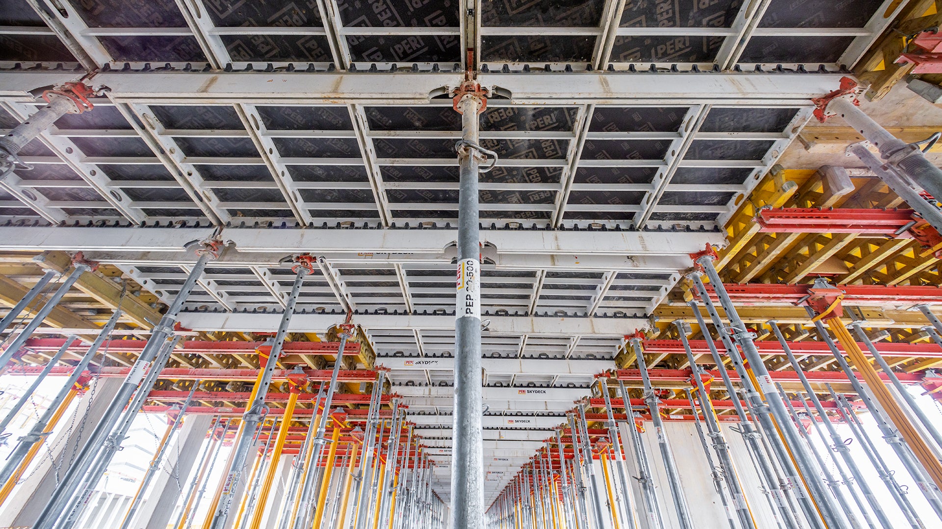 Die PERI Deckenschalungslösung mit der SKYDECK Paneel-Deckenschalung und VARIODECK Deckentischen minimierte zeitaufwendige Passflächenausgleiche.