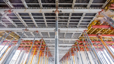 Die PERI Deckenschalungslösung mit der SKYDECK Paneel-Deckenschalung und VARIODECK Deckentischen minimierte zeitaufwendige Passflächenausgleiche.