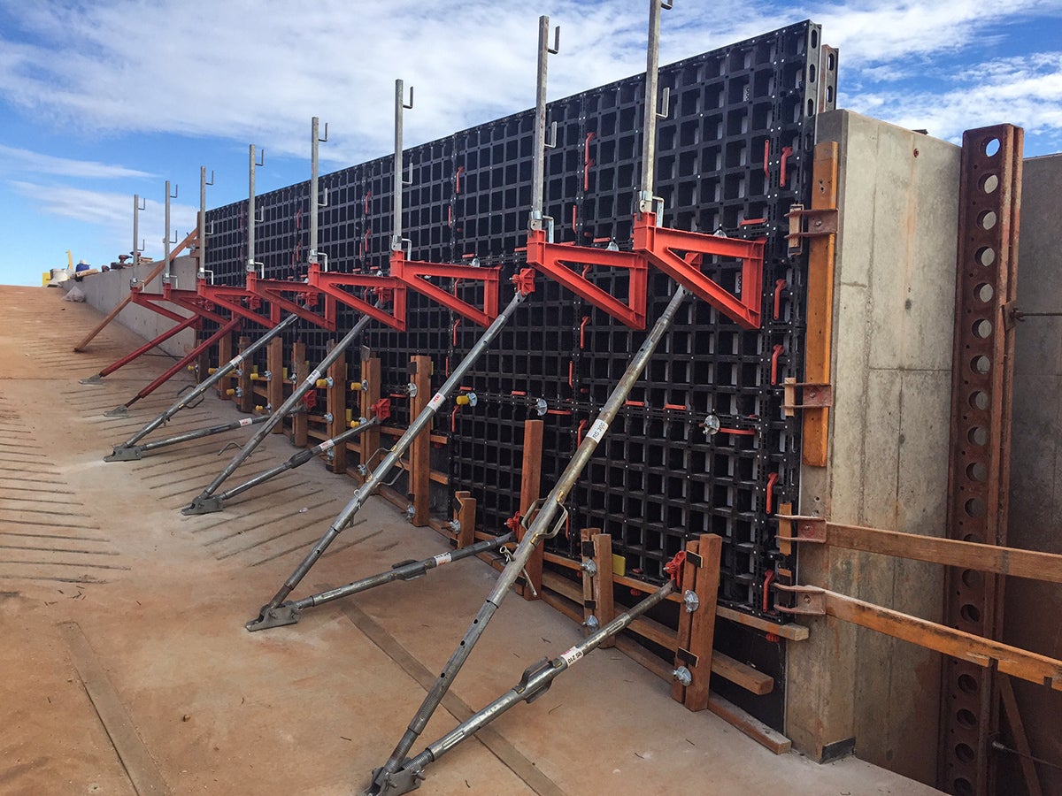 Push-pull props and kickers are mounted<br/>in order to align the formwork as well as providing stability and resistance against wind loads.<br/>