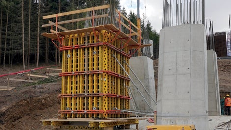 Základní bednicí forma ze systému VARIO GT 24 předem vyrobená v dílně PERI.