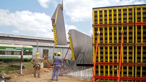 Shape and exposed concrete surfaces were brought to life with the help of a 3D model as well as a customized PERI formwork and scaffolding solution with pre-assembled VARIO GT 24 dimensional elements.