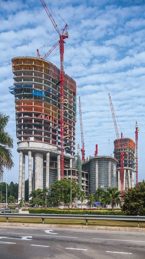 The floor slabs above the 1.80 m thick intermediate slab were constructed very cost-effectively with PD 8 shoring towers and large-sized slab tables.