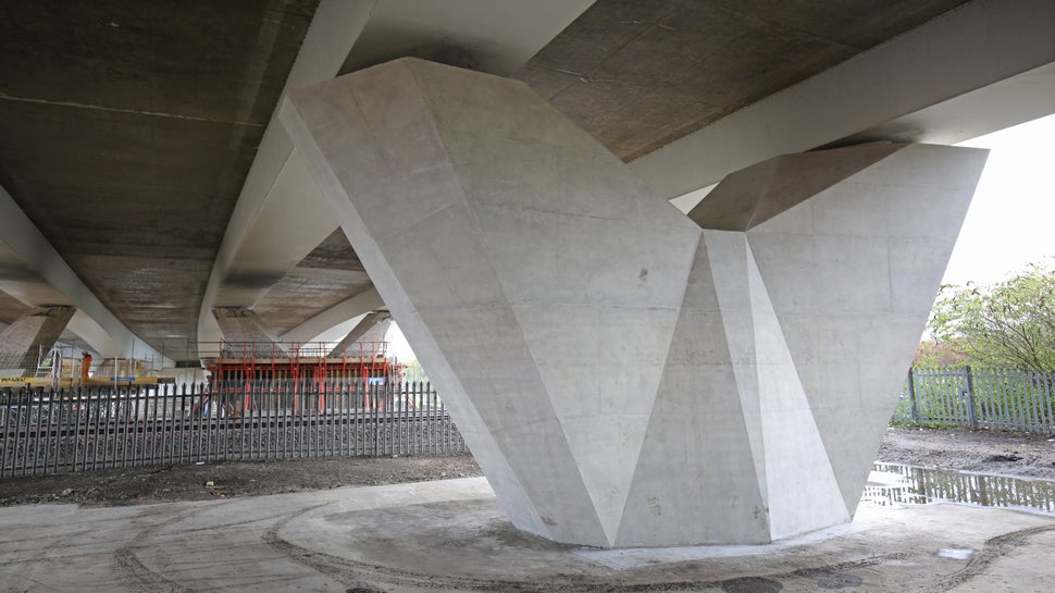 Custom-made cleats realised the unique shape of the piers.