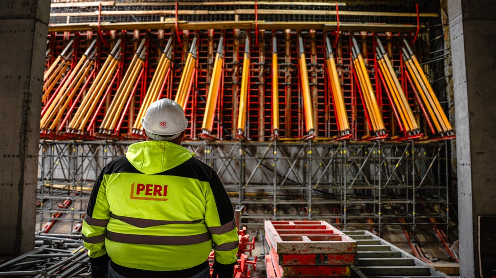 Едностранен кофраж за вторична облицовка, изпълнен с TRIO, VARIOKIT рамки и подпорно скеле PERI UP Flex