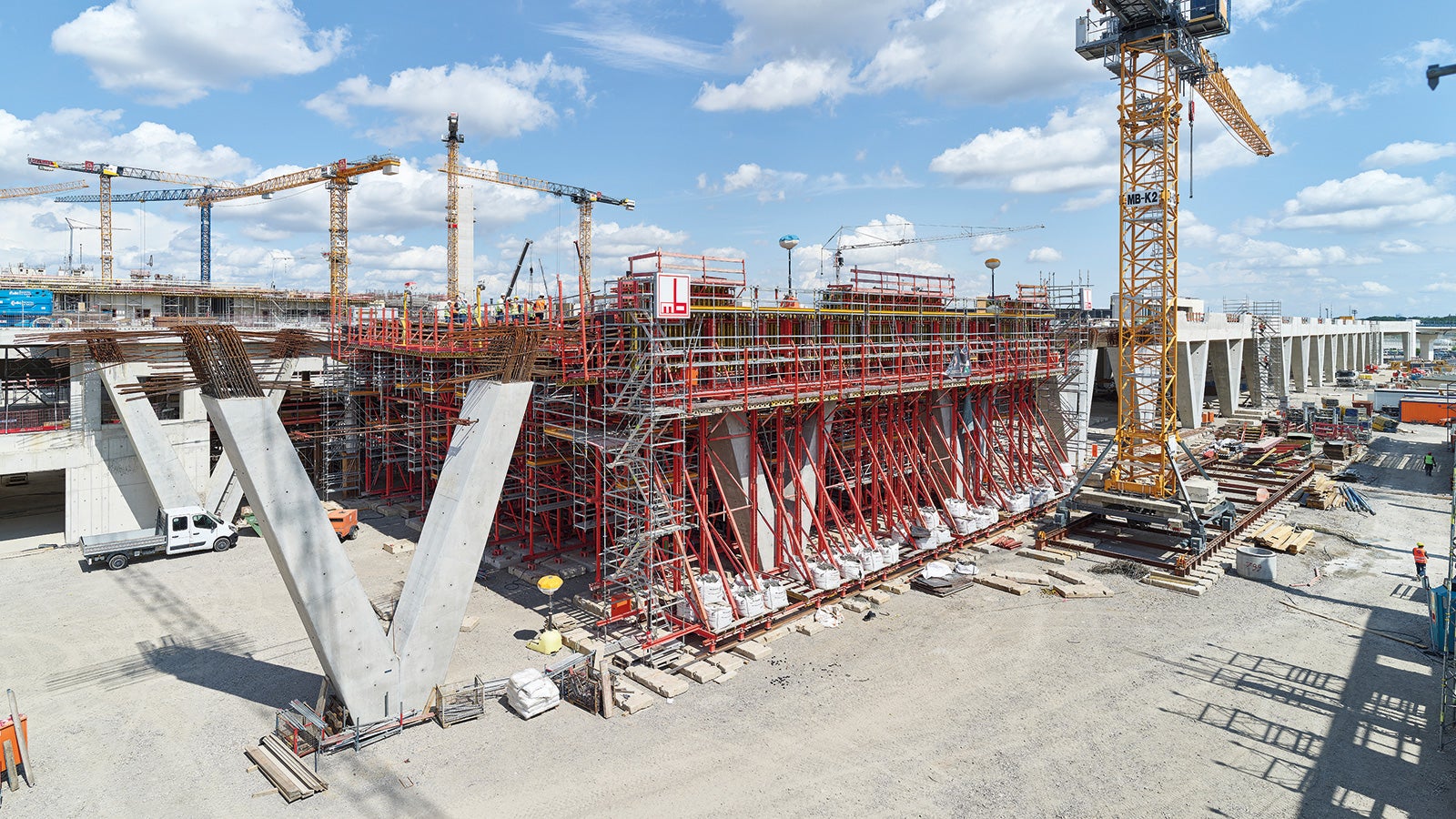 Plochu 15 300 m² ponese ve výšce více než 10 m 70 sloupů ve tvaru V.<br/>(Foto: PERI SE)<br/>