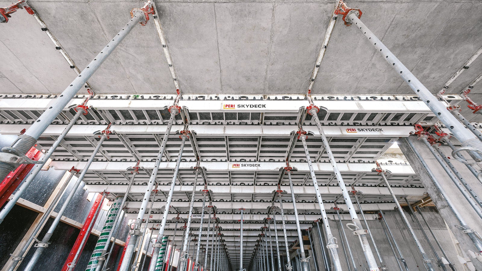 The SKYDECK drophead system makes early striking possible and reduces the amount of necessary material on site, because the panels and main girders are available for the next section at a very early stage. 