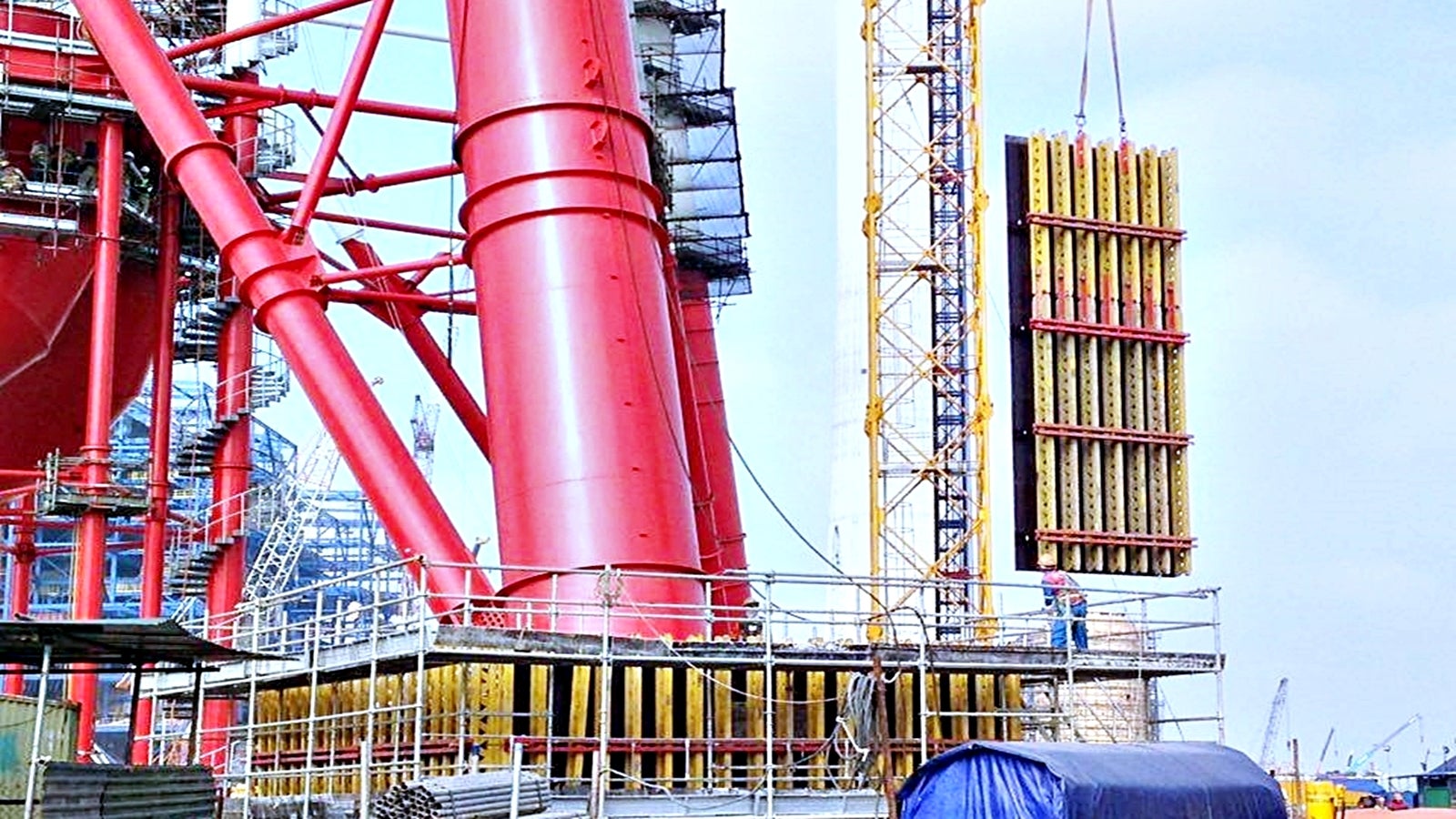 The 6.9x2.4m VARIO GT 24 Formwork Panel was been pre-assembled and then easily moved by crane to the constructing area.