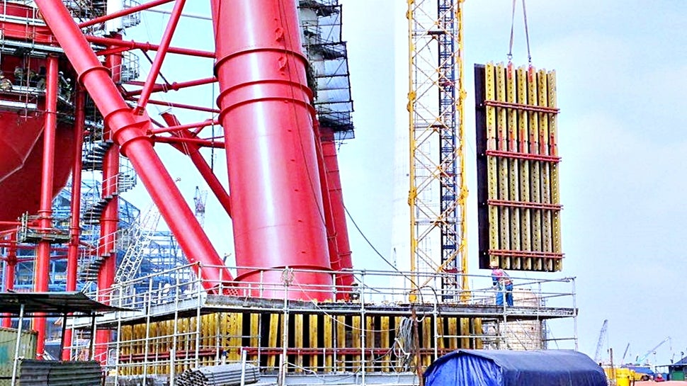 The 6.9x2.4m VARIO GT 24 Formwork Panel was been pre-assembled and then easily moved by crane to the constructing area.