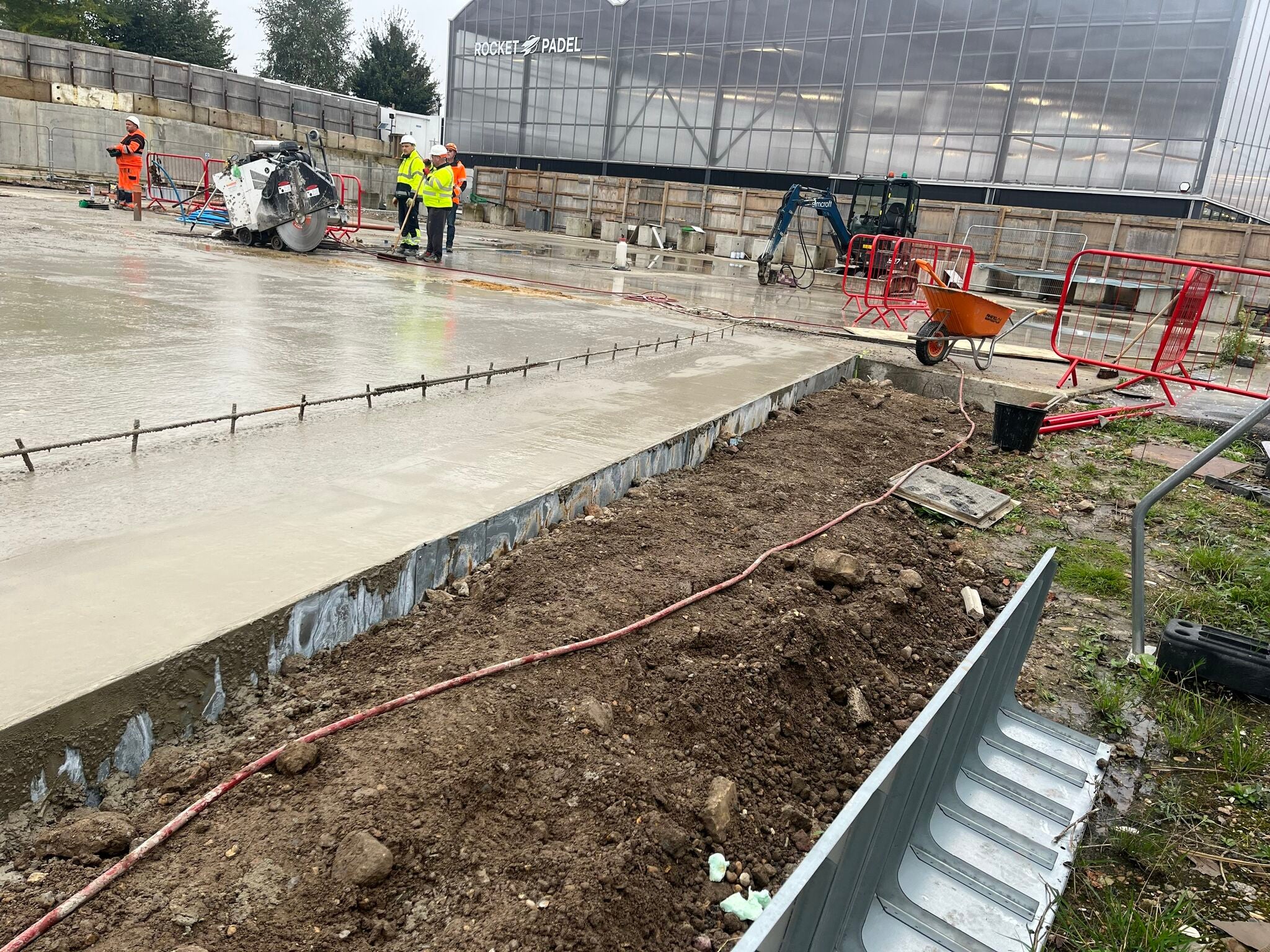 Fast installation is possible at a rate of 0.025 h/m, with no stripping required once concrete is cured.